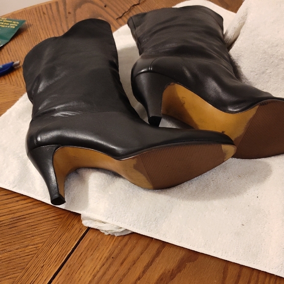 Elegant Black Heeled Boots with Western Flair - Picture 4 of 6